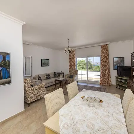 1 Bedroom House With Private Garden And Pool In *