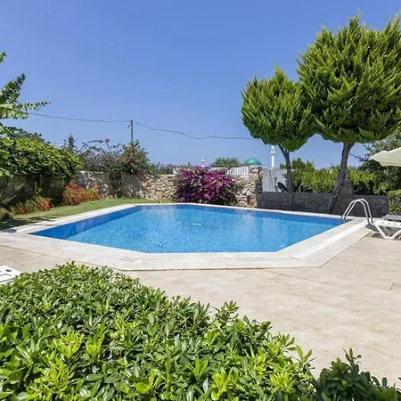 1 Bedroom House With Private Garden And Pool In 아파트
