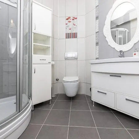 1 Bedroom House With Private Garden And Pool In