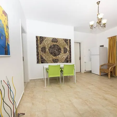 Daire 1 Bedroom House With Private Garden And Pool In *