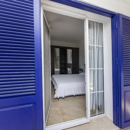 1 Bedroom House With Private Garden And Pool In 아파트