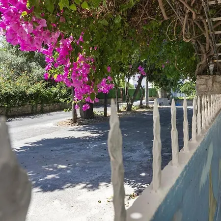 1 Bedroom House With Private Garden And Pool In 아파트 *